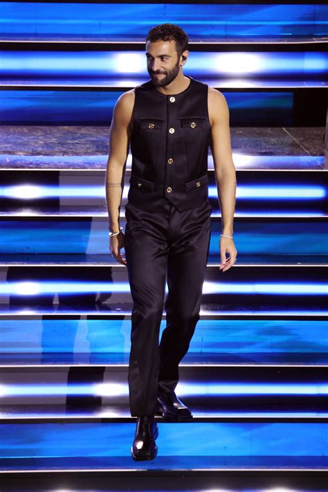 vestito versace mengoni|Marco Mengoni veste Versace al Festival di Sanremo 2023.